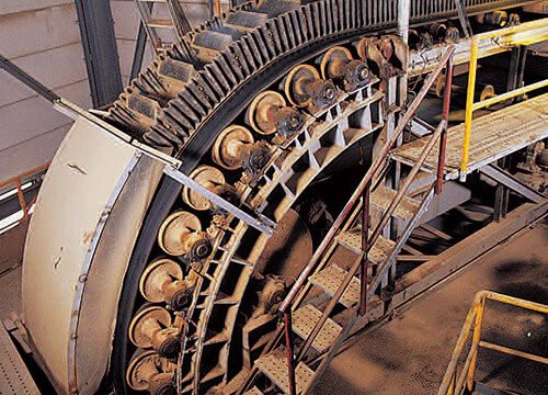 Стрми нагнути тракасти транспортер